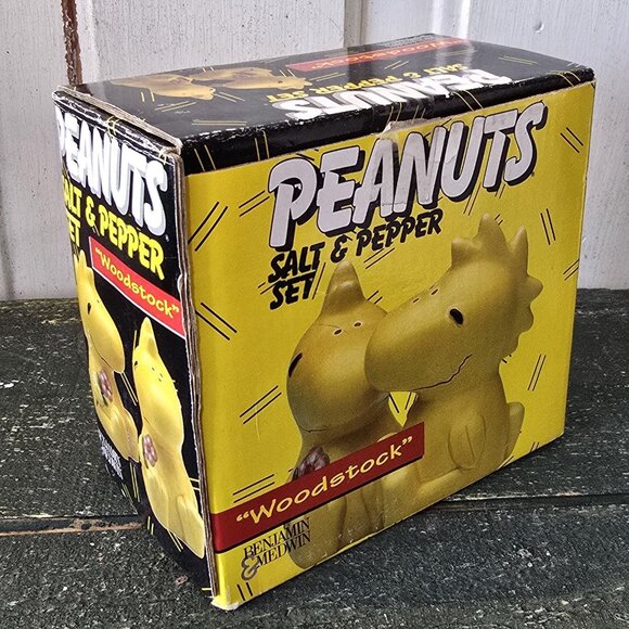 Peanuts Woodstock Salt & Pepper Shaker Set Ceramic Yellow Flowers Vintage New - Picture 13 of 16